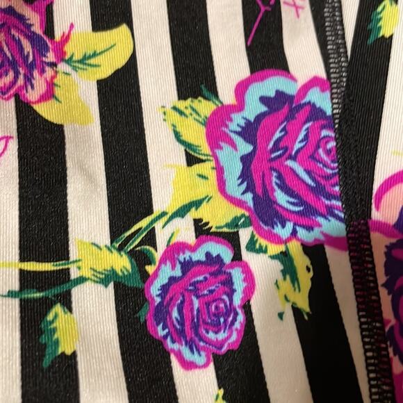 Betsey Johnson Active Cropped Leggings floral Stripes M - Picture 6 of 6